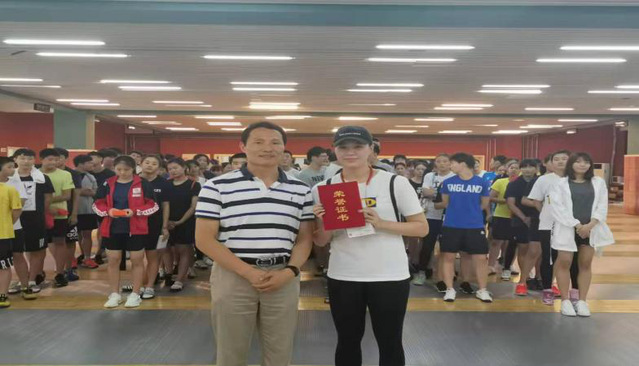 沈朝阳院长为许安琪颁发“省优秀共产党员”证书(许诺代领) 沈朝阳院长为许安琪颁发“省优秀共产党员”证书(许诺代领)