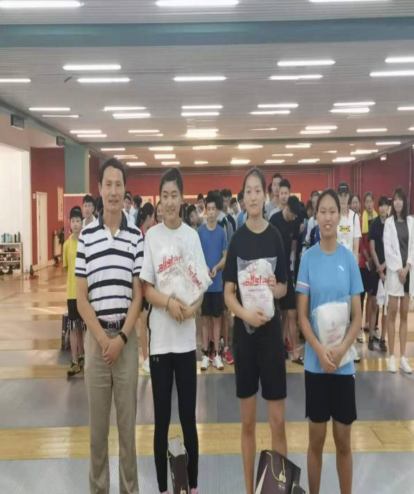 沈朝阳院长为二青会冠军
发放进口比赛服
沈朝阳院长为二青会冠军
发放进口比赛服