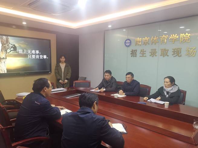 图片包含 人员, 室内, 天花板, 墙壁
描述已自动生成