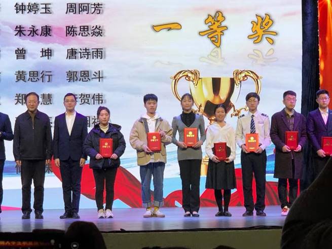 图片包含 人员, 墙壁
描述已自动生成